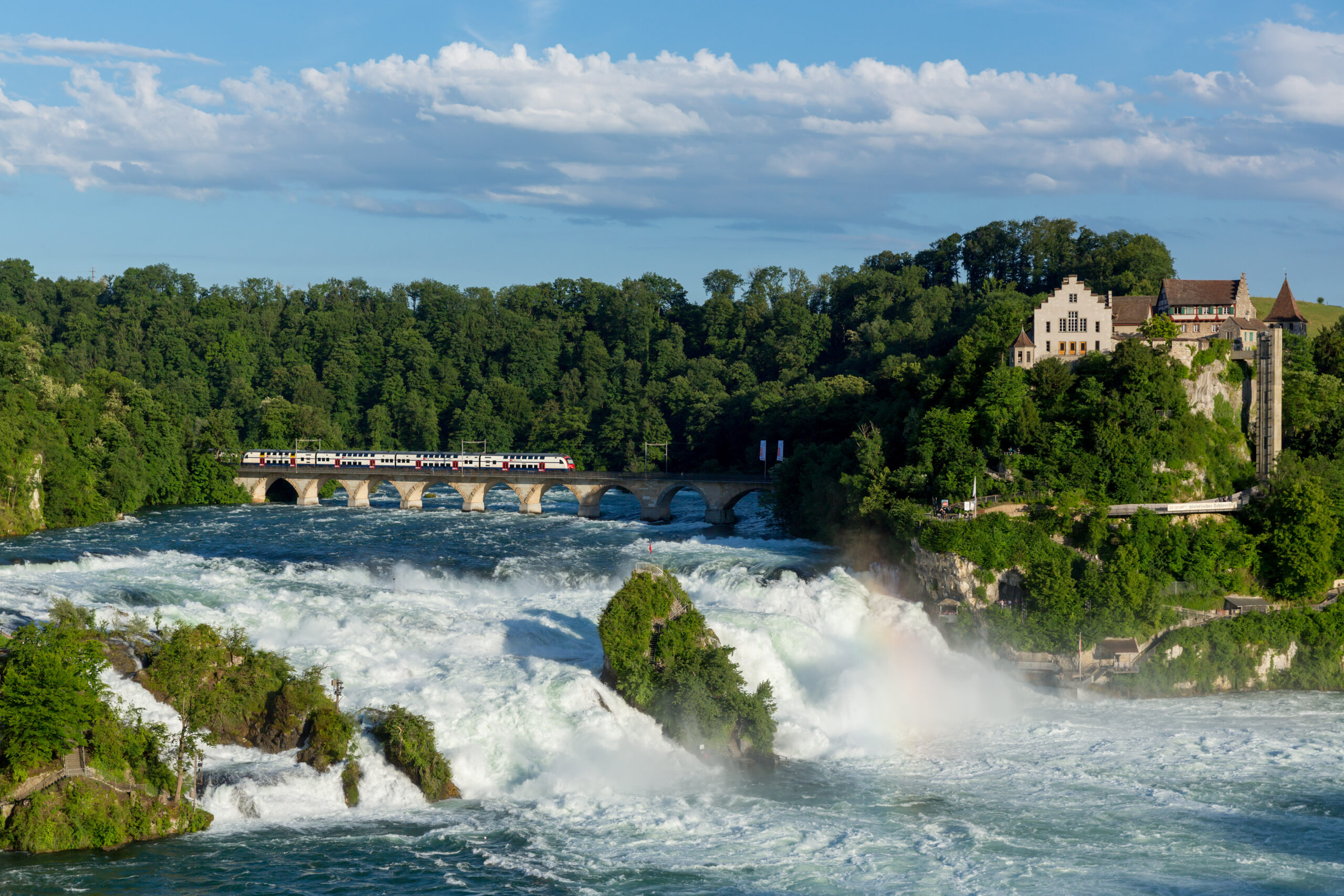 Rheinfall mit Schloss Laufen © Wikimedia