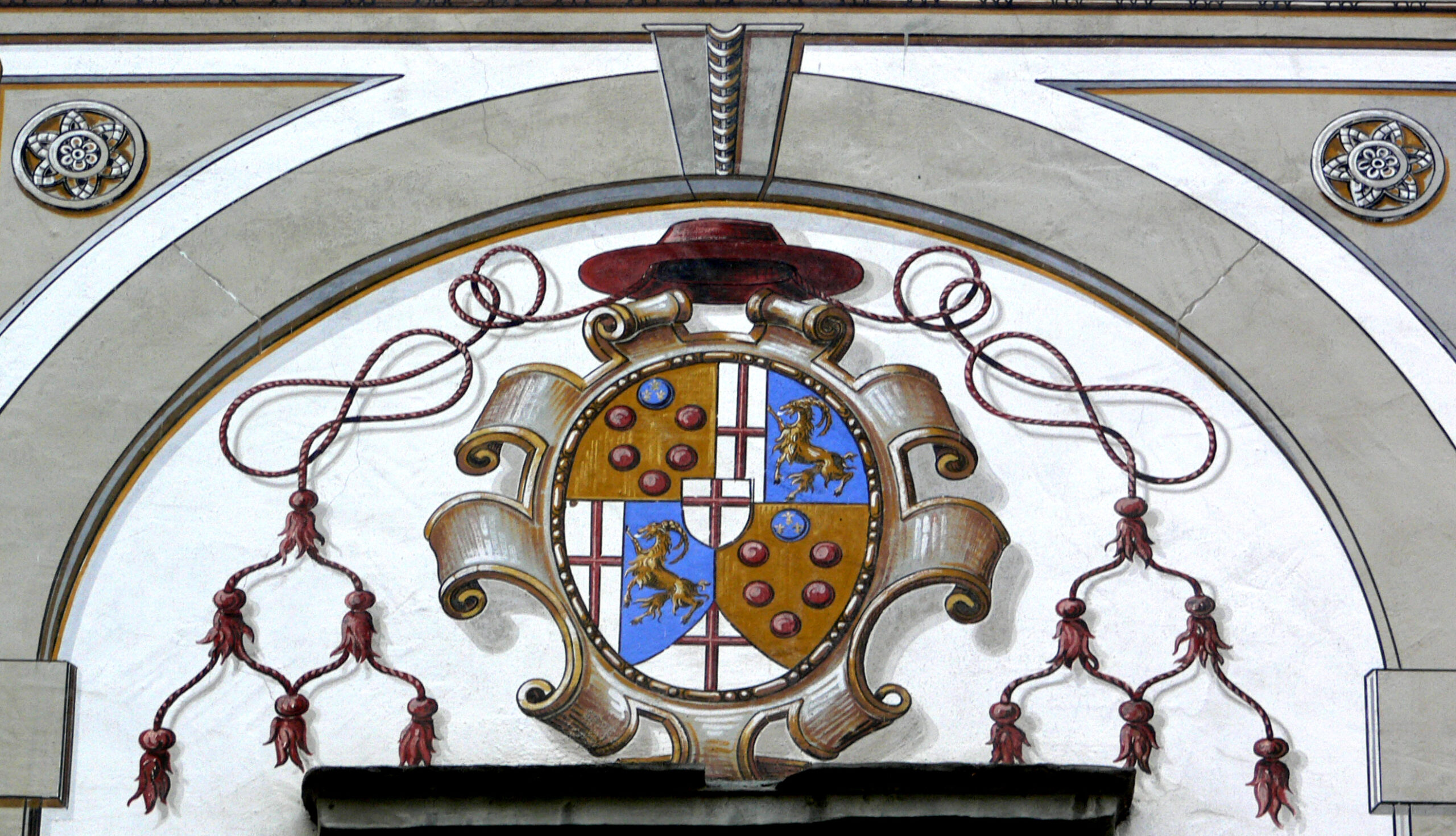 Wappen von Kardinal Markus Sittikus von Hohenems im Palasthof © Andreas Praefcke, Wikimedia